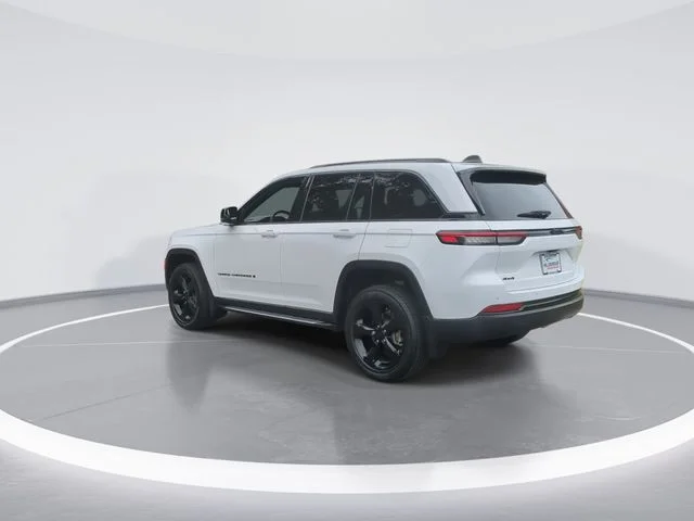 Used 2023 White/off-white Jeep Altitude X image 6