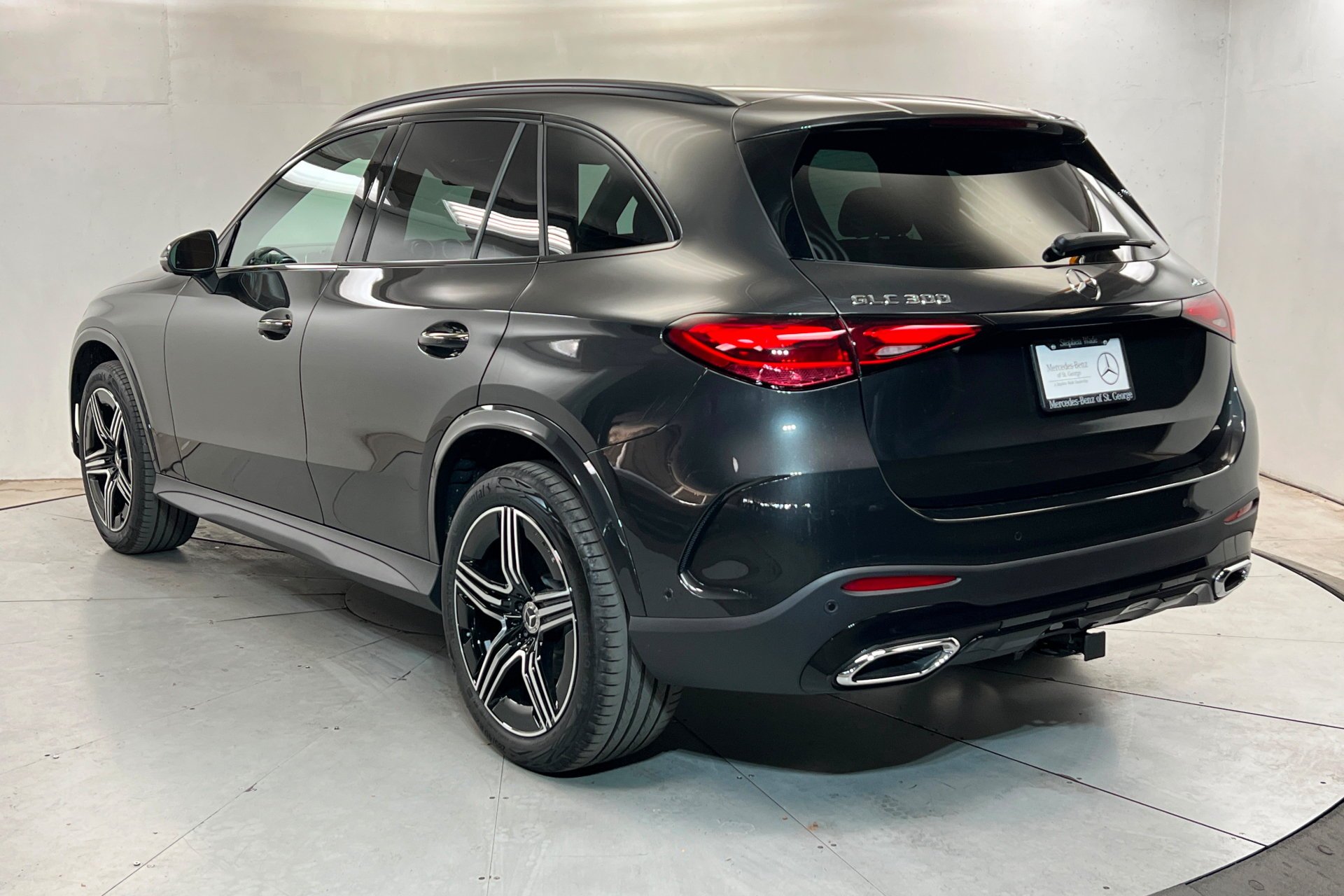 New 2027 Graphite Grey Metallic Mercedes-Benz GLC 300 image 3