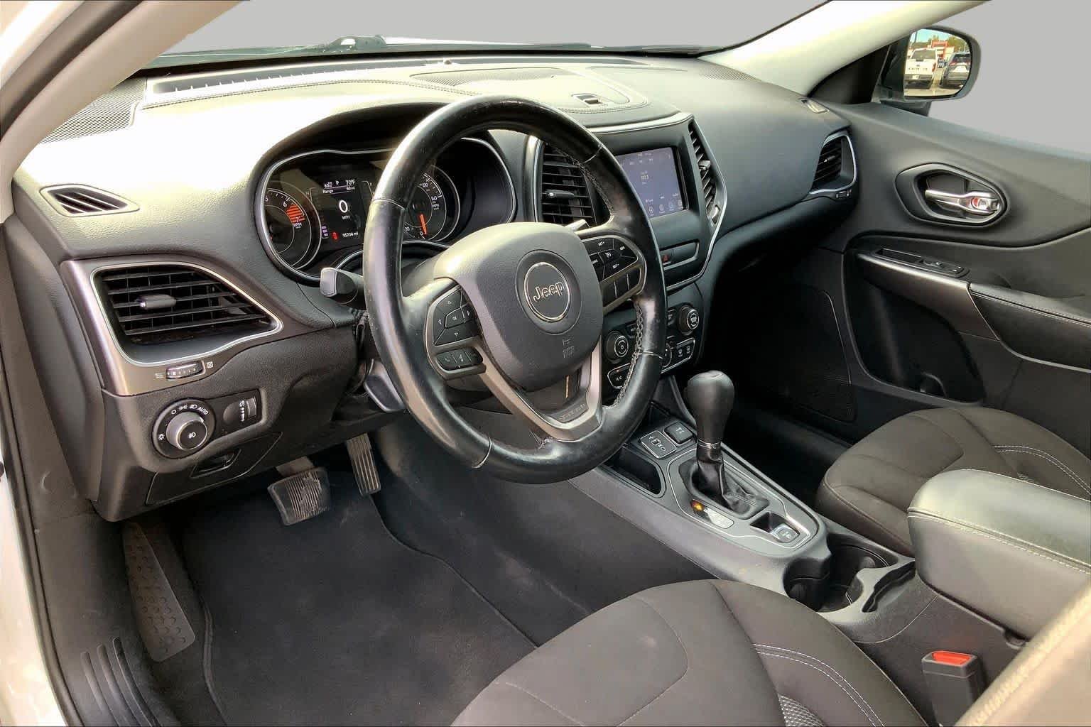 Used 2019 Bright White Clearcoat Jeep Latitude image 16