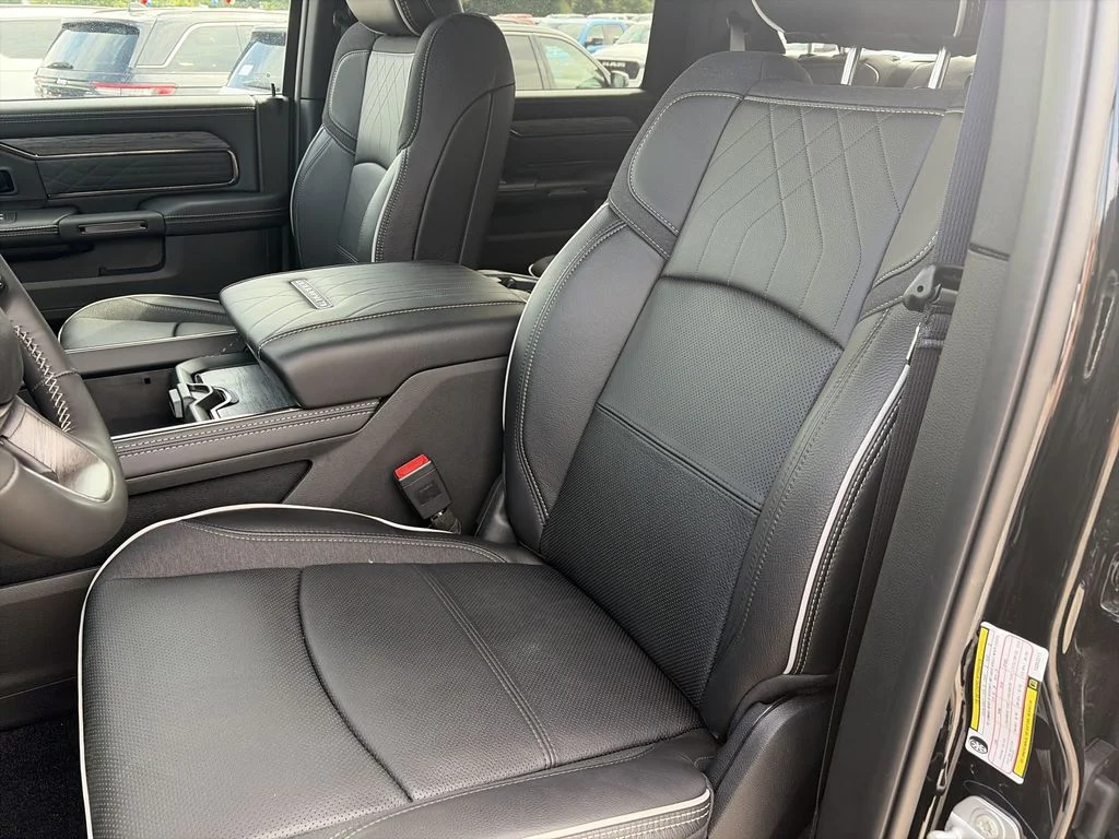 New 2026 Diamond Black Crystal Pearl-Coat Exterior Paint RAM Limited image 11