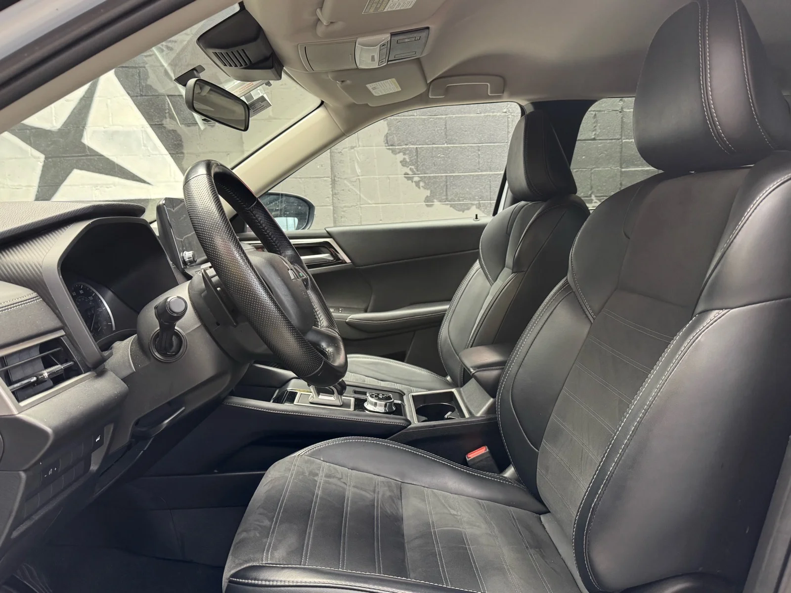 Used 2024 White Diamond (w85) Mitsubishi SE image 8
