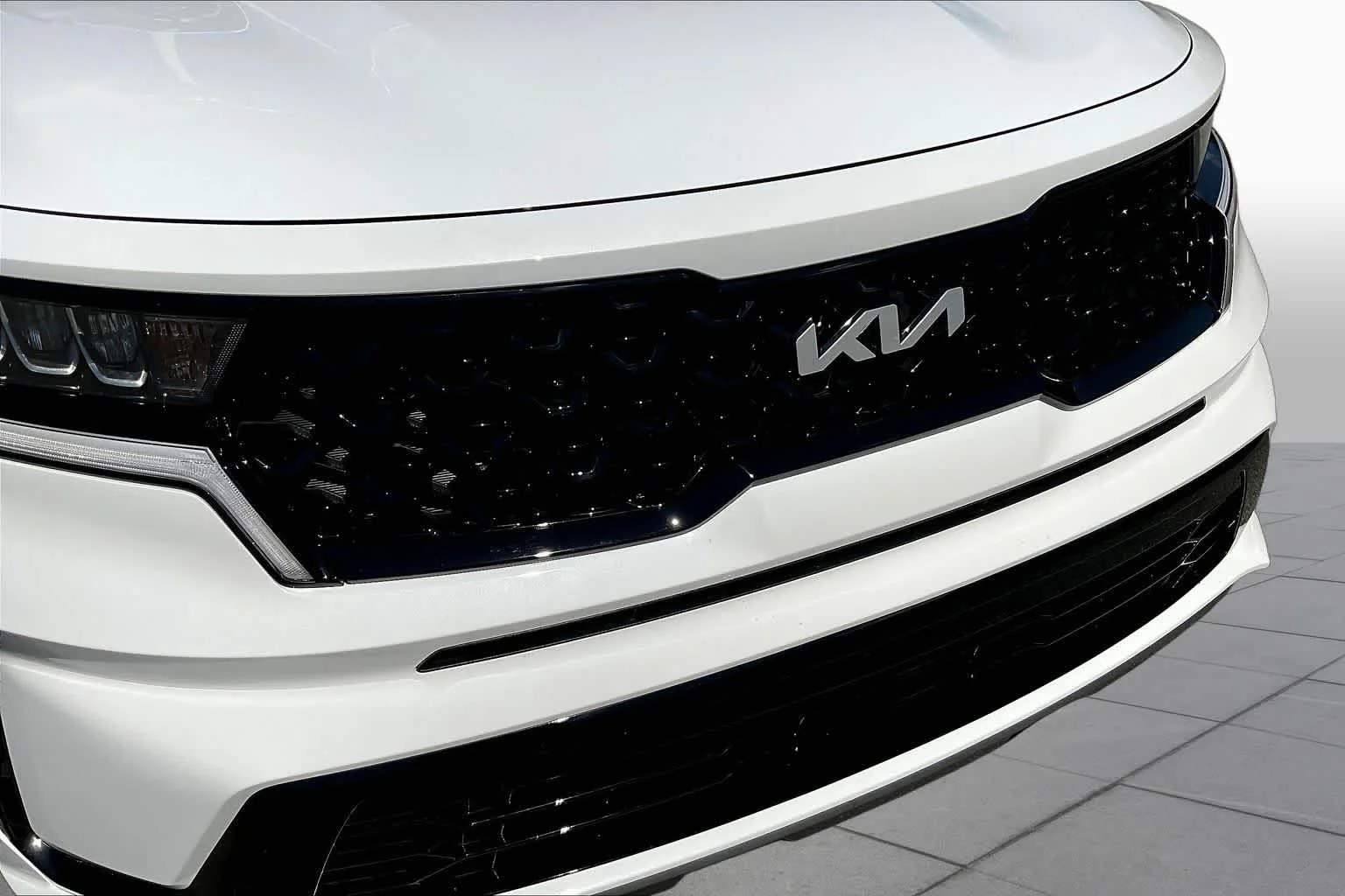 Used 2023 Glacial White Pearl Kia S image 29