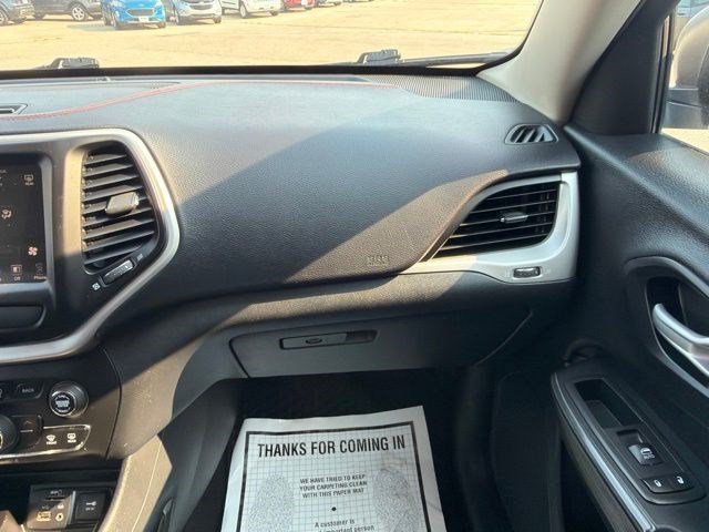 Used 2016 Bright White Clearcoat Jeep Trailhawk image 21