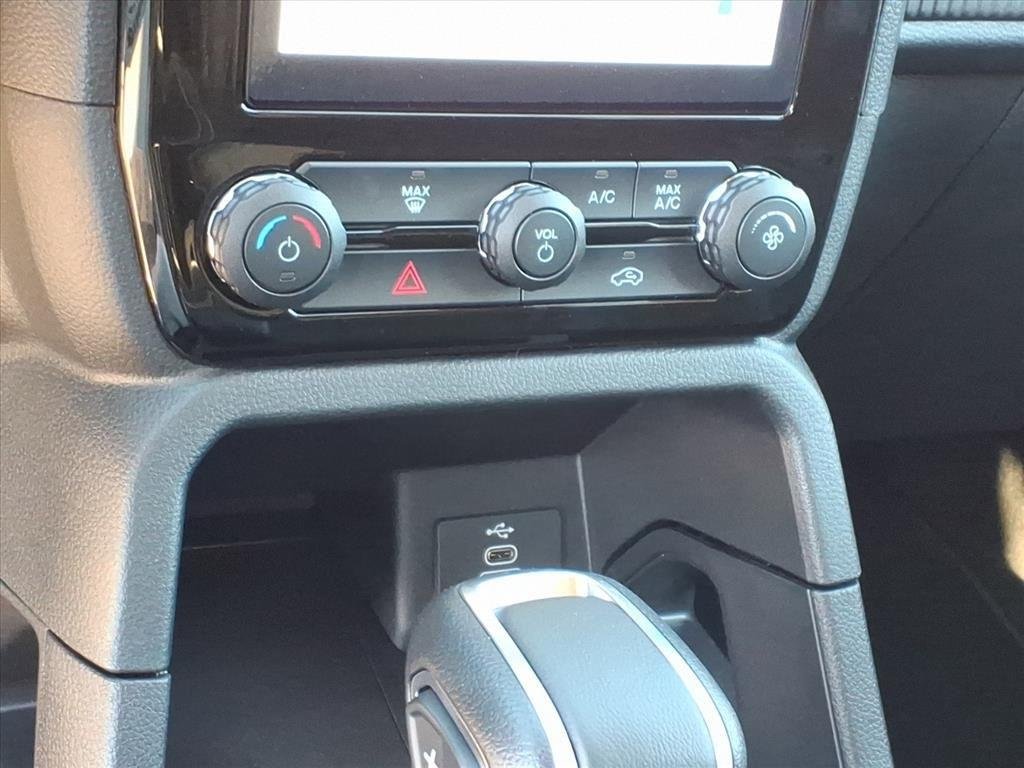 New 2025 Oxford White Ford XLT image 12