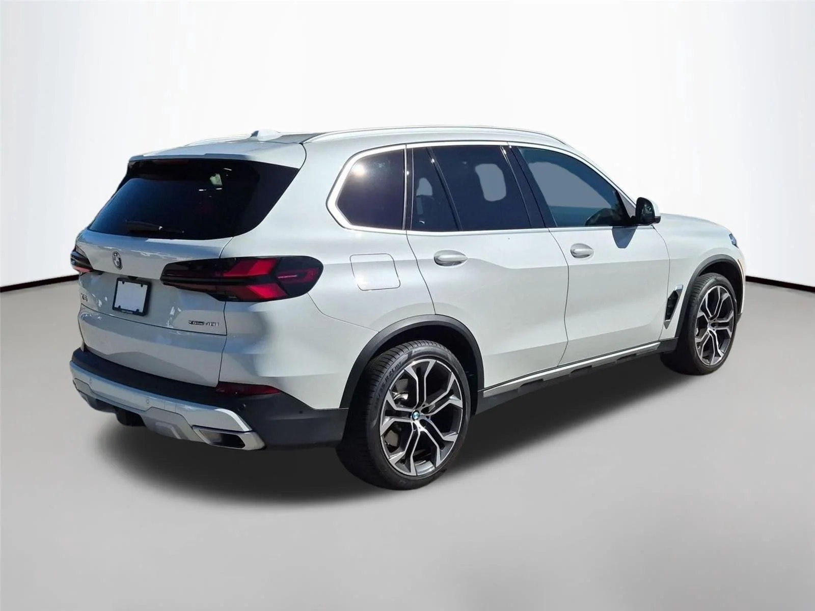 Used 2025 Mineral White Metallic BMW xDrive40i image 5