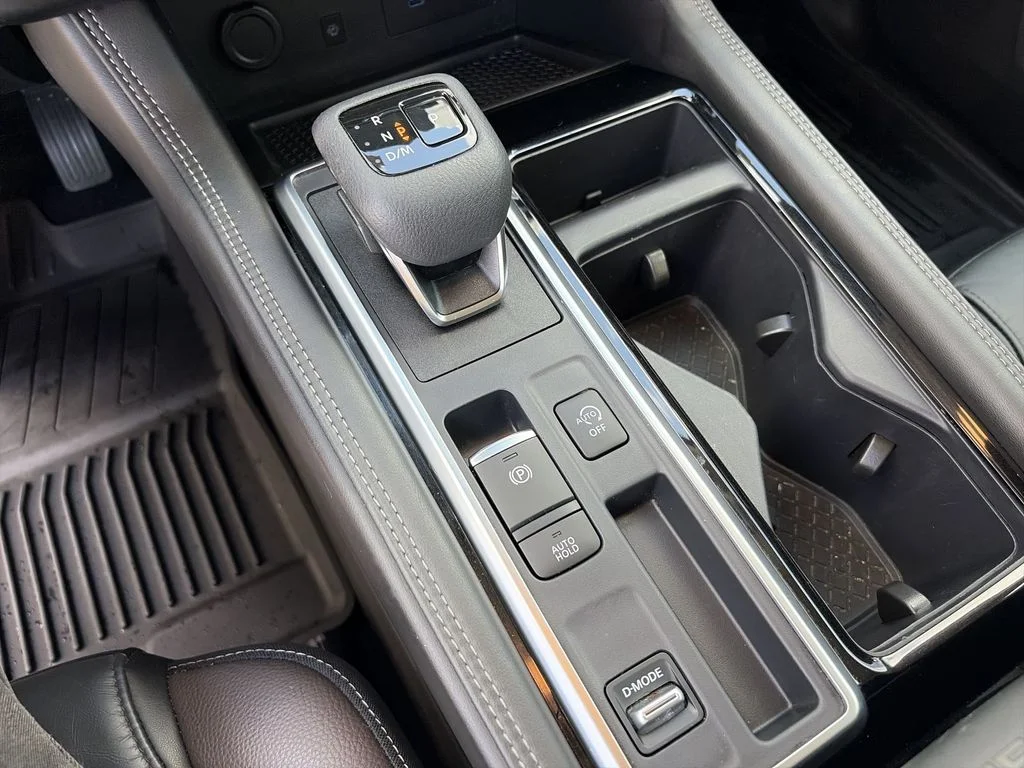 Used 2024 White Nissan Platinum image 22