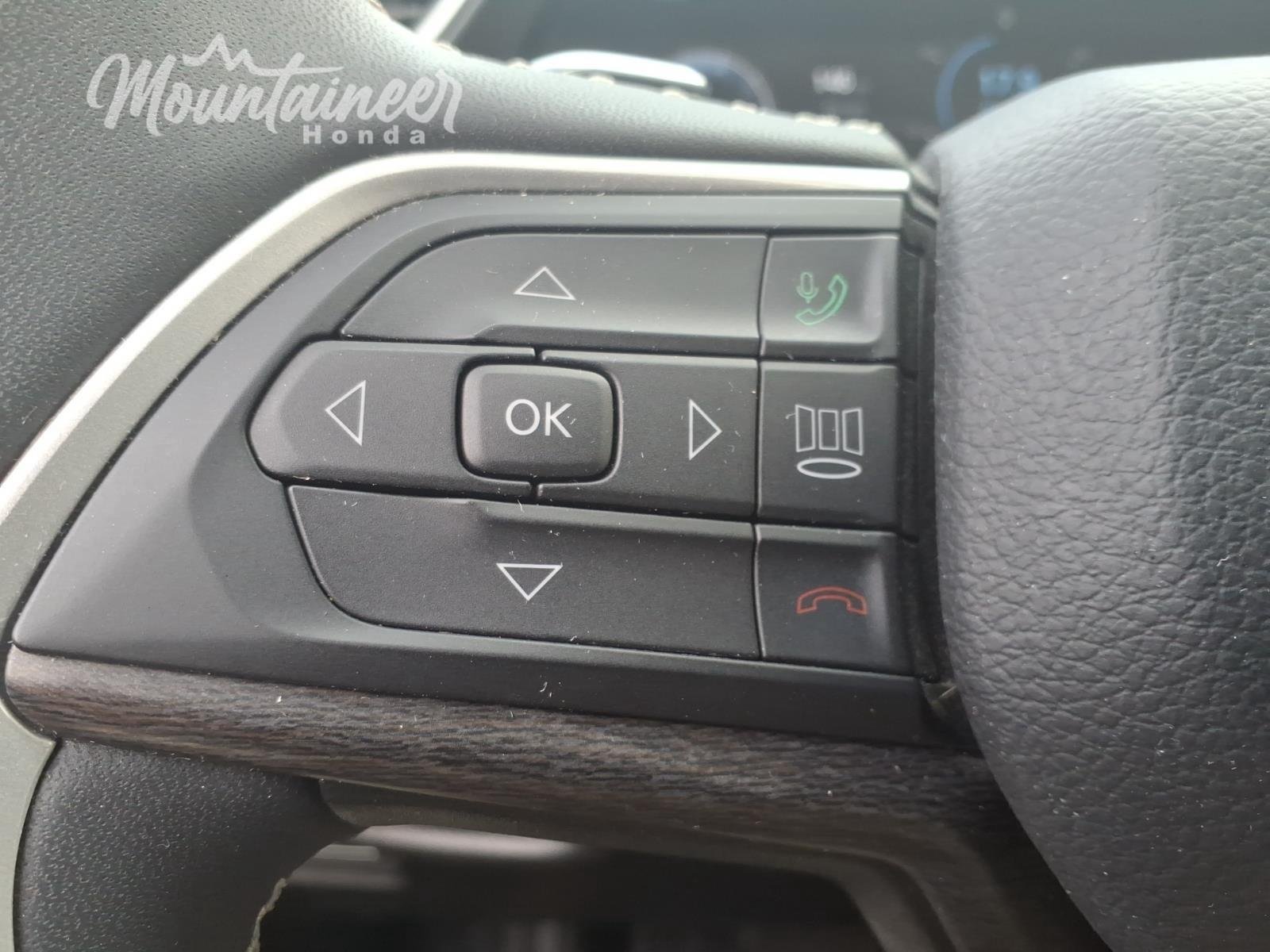 Used 2023 Diamond Black Crystal Pearlcoat Jeep Limited image 25