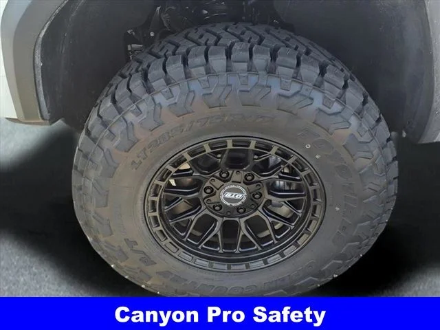 Used 2026 White GMC AT4 image 27