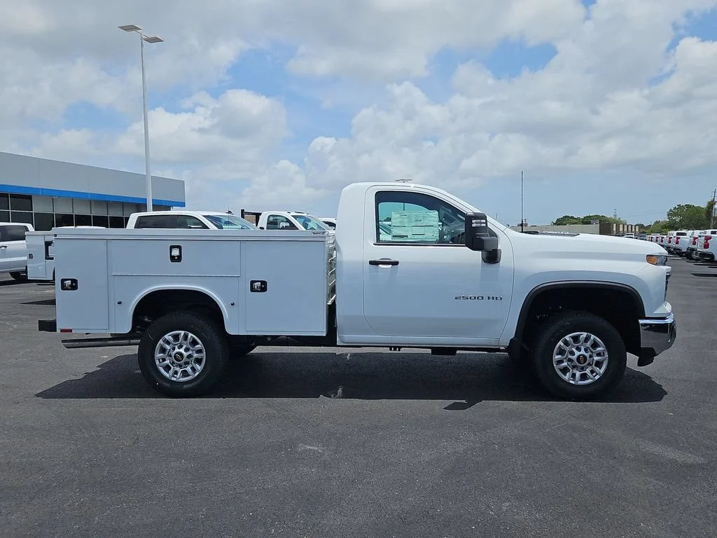 New 2026 Summit White Chevrolet WT image 8