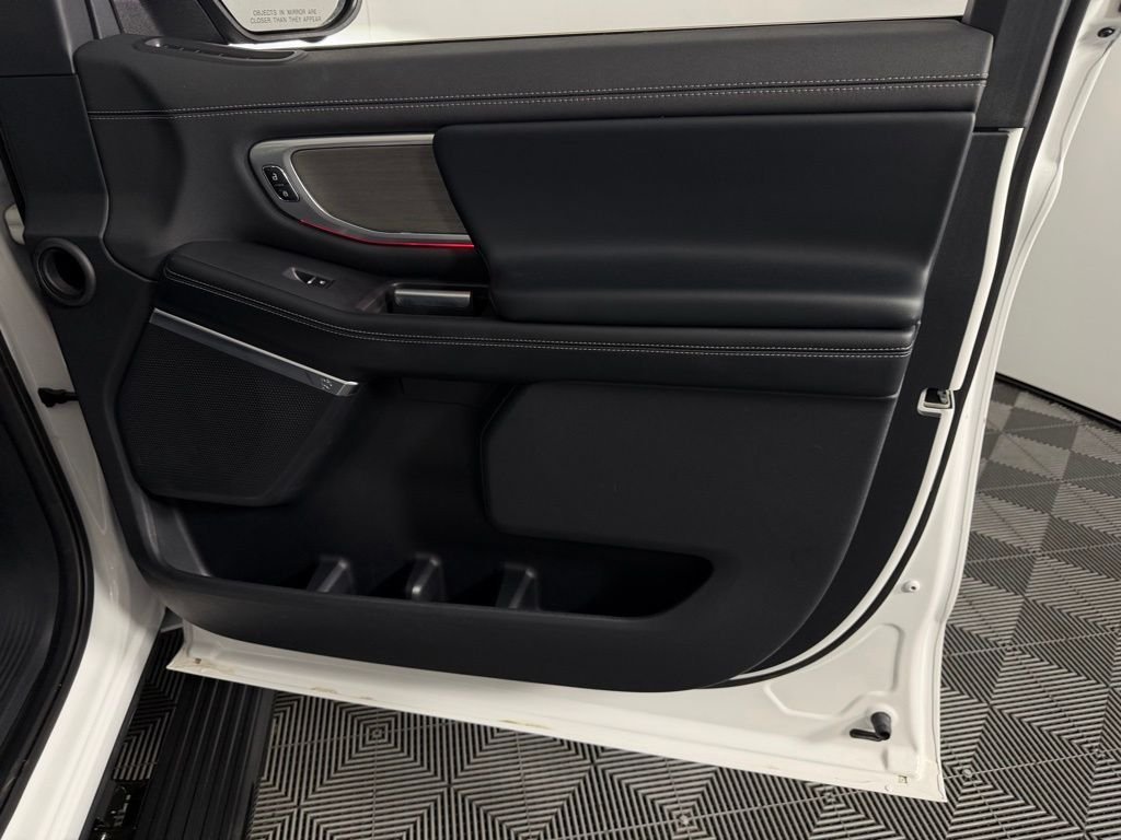 Used 2025 White Metallic Ford Platinum image 31