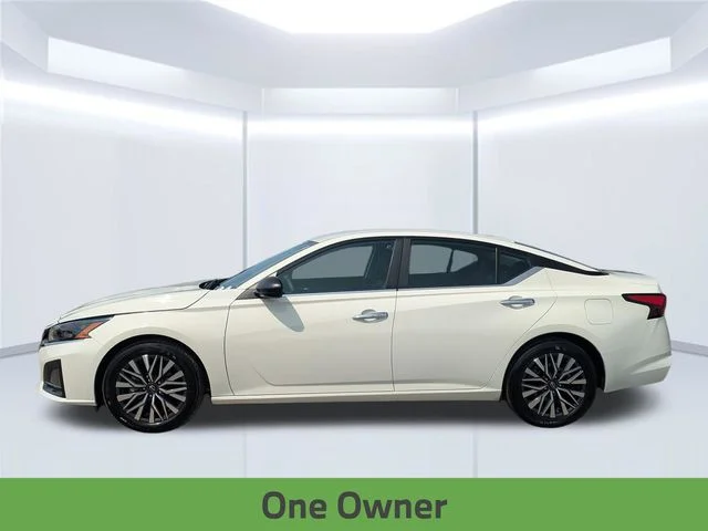 Used 2025 White Nissan 2.5 SV image 2