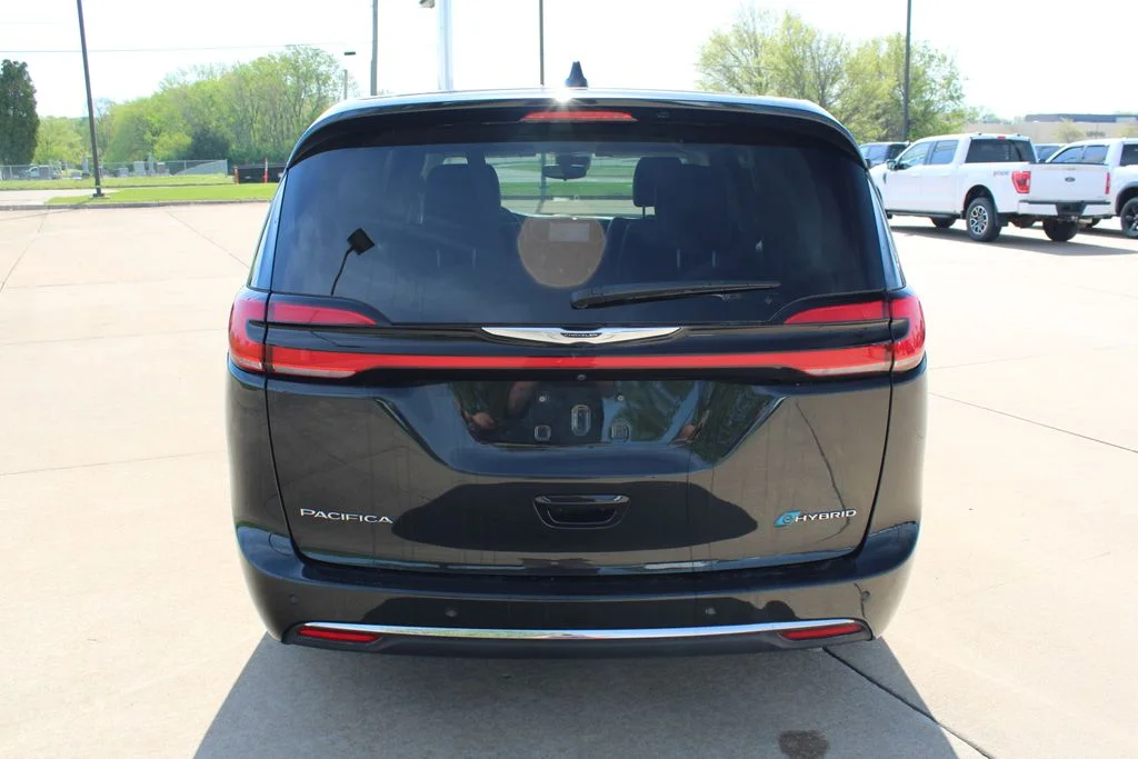 Used 2024 Black Chrysler Select image 15