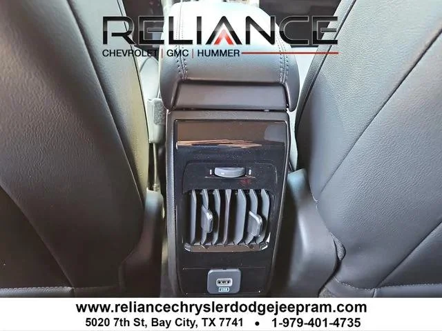 New 2026 Hydro Blue Pearl-Coat Exterior Paint Jeep Latitude image 13