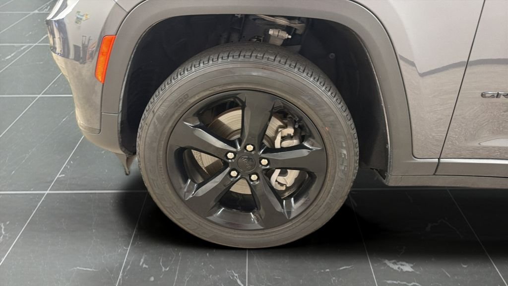 Used 2023 Gray Jeep Altitude image 27