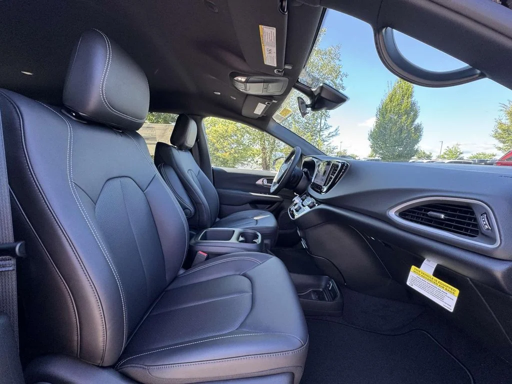 2026 Chrysler Voyager LX - Photo 16