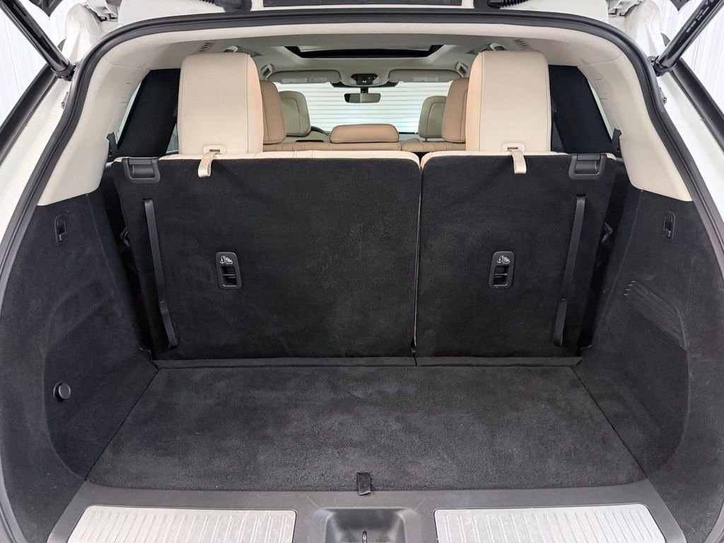 Used 2023 White INFINITI LUXE image 35