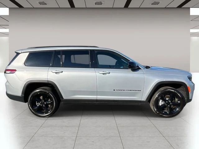 New 2025 Silver Zynith Exterior Paint Jeep Limited image 2