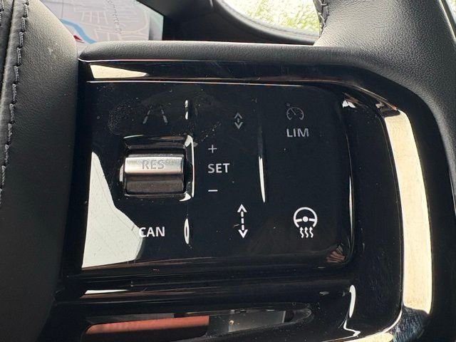 Certified Used 2025 White Land Rover Dynamic SE image 19