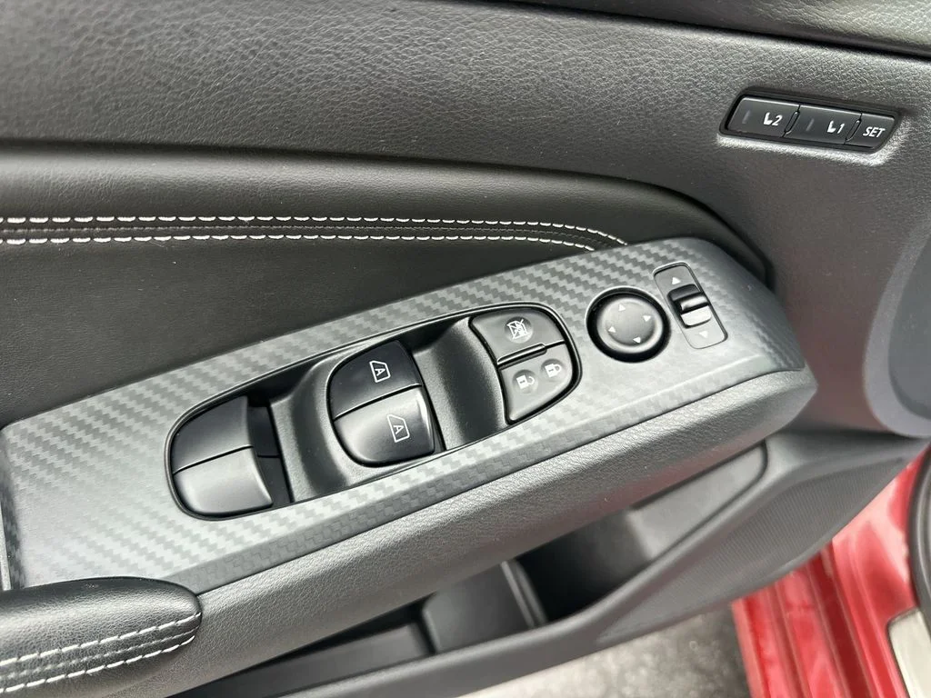 Used 2019 Red Nissan 2.5 Platinum image 13