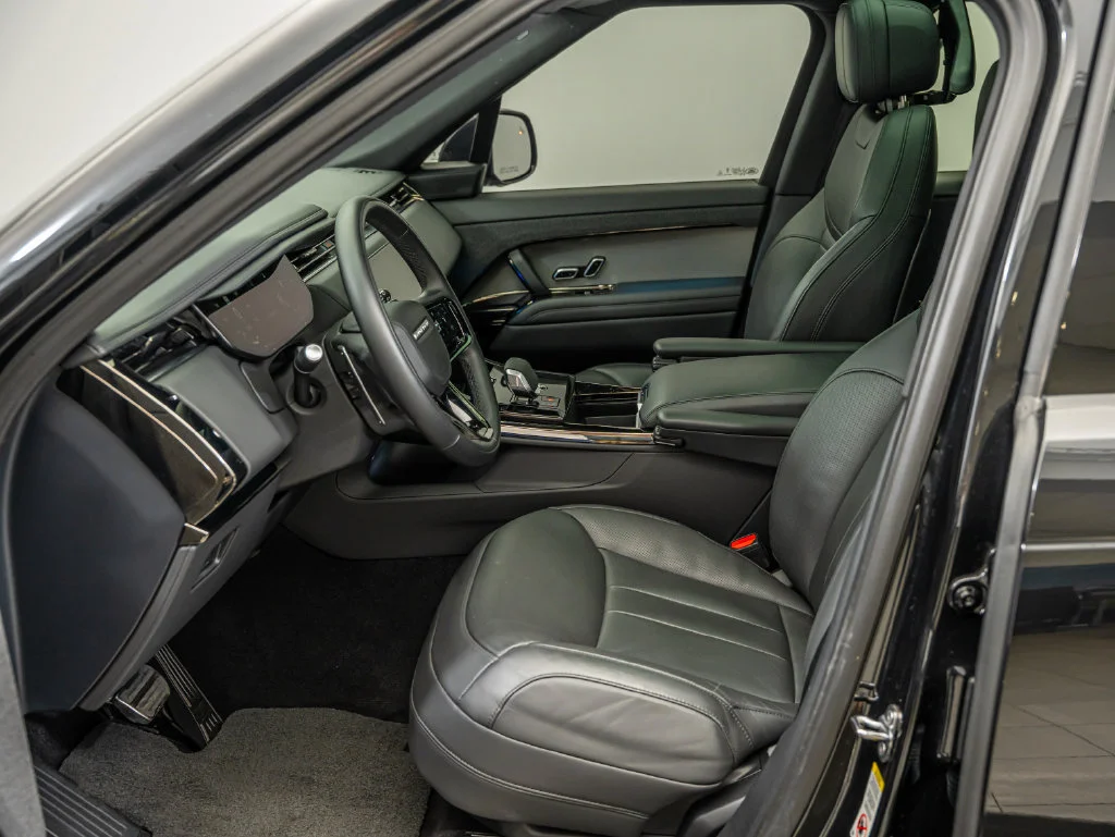 Used 2024 Black Land Rover Dynamic SE image 21
