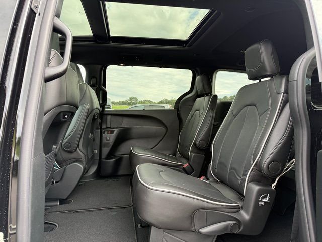 2026 Chrysler Pacifica Limited photo 4