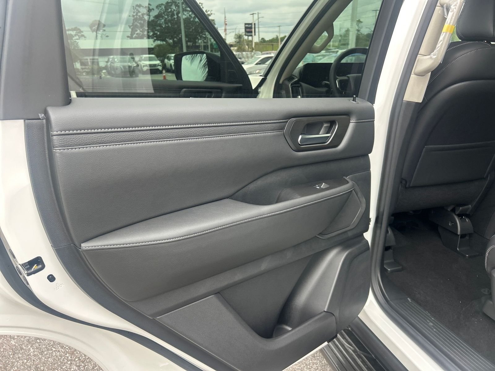 2025 Nissan Armada SV - Photo 16