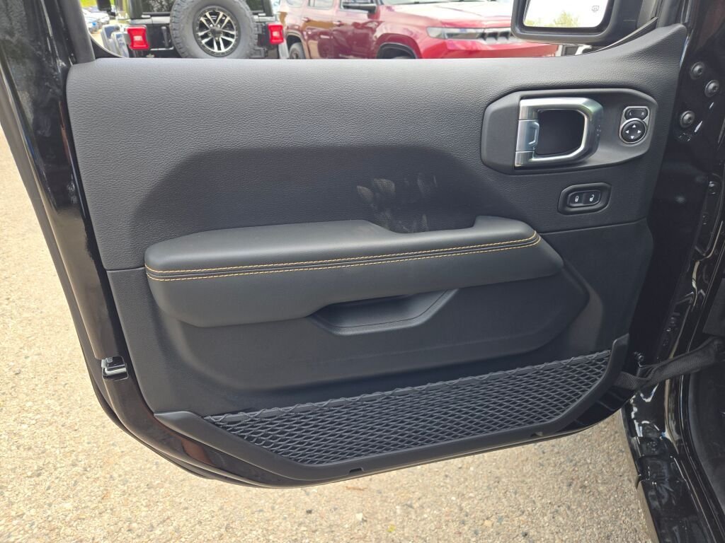 New 2026 Black Clear-Coat Exterior Paint Jeep Sahara image 16
