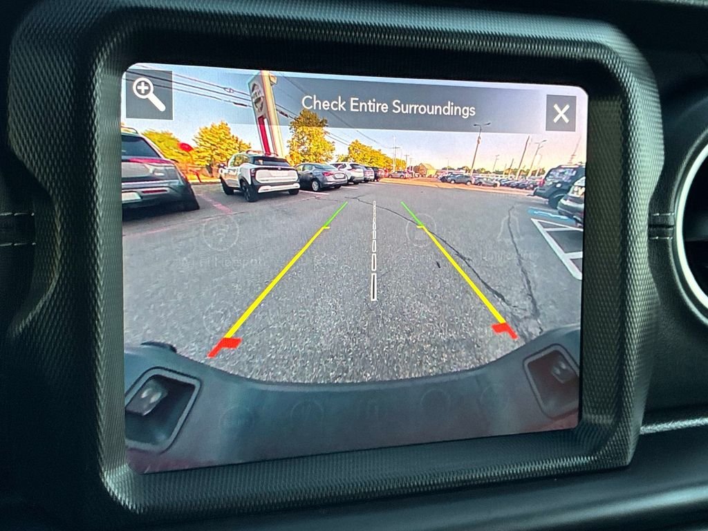 Used 2021  Jeep Overland image 32