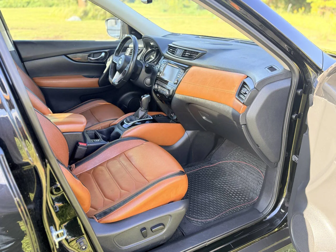 Used 2019 Black Nissan SL 4dr Crossover image 17