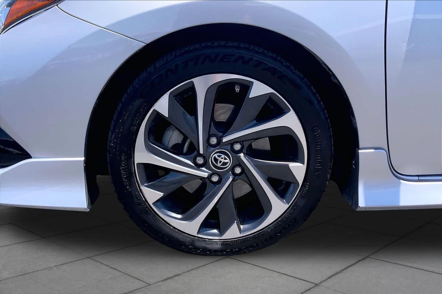 Used 2018 Classic Silver Metallic Toyota  image 11