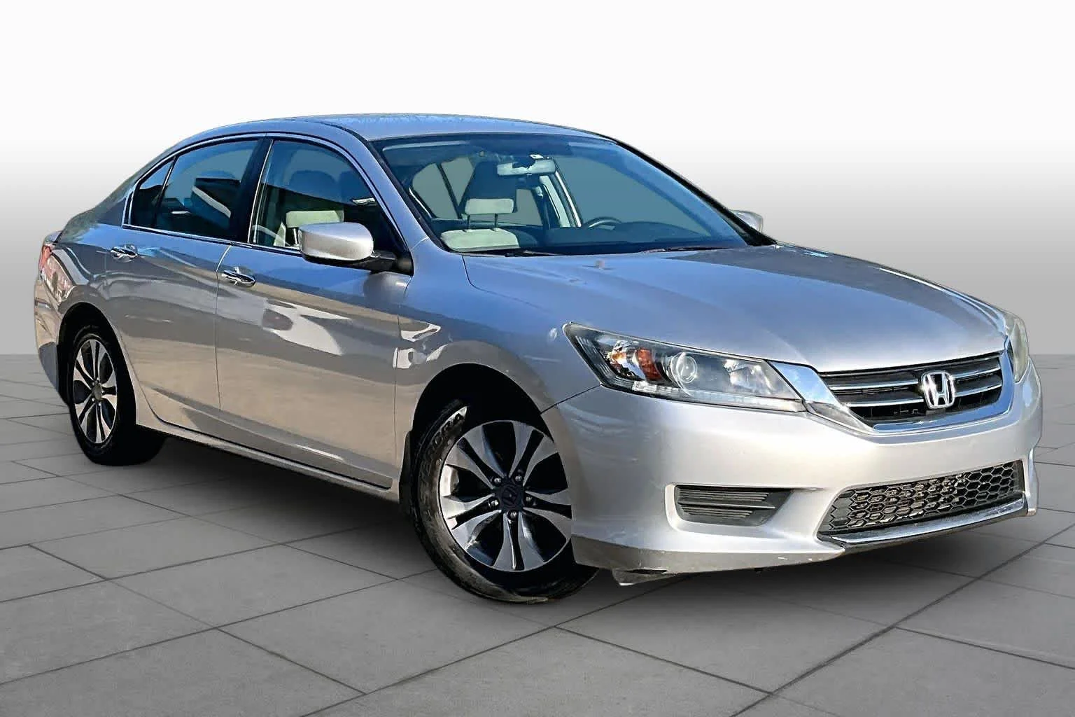 Used 2013 Alabaster Silver Metallic Honda LX image 2