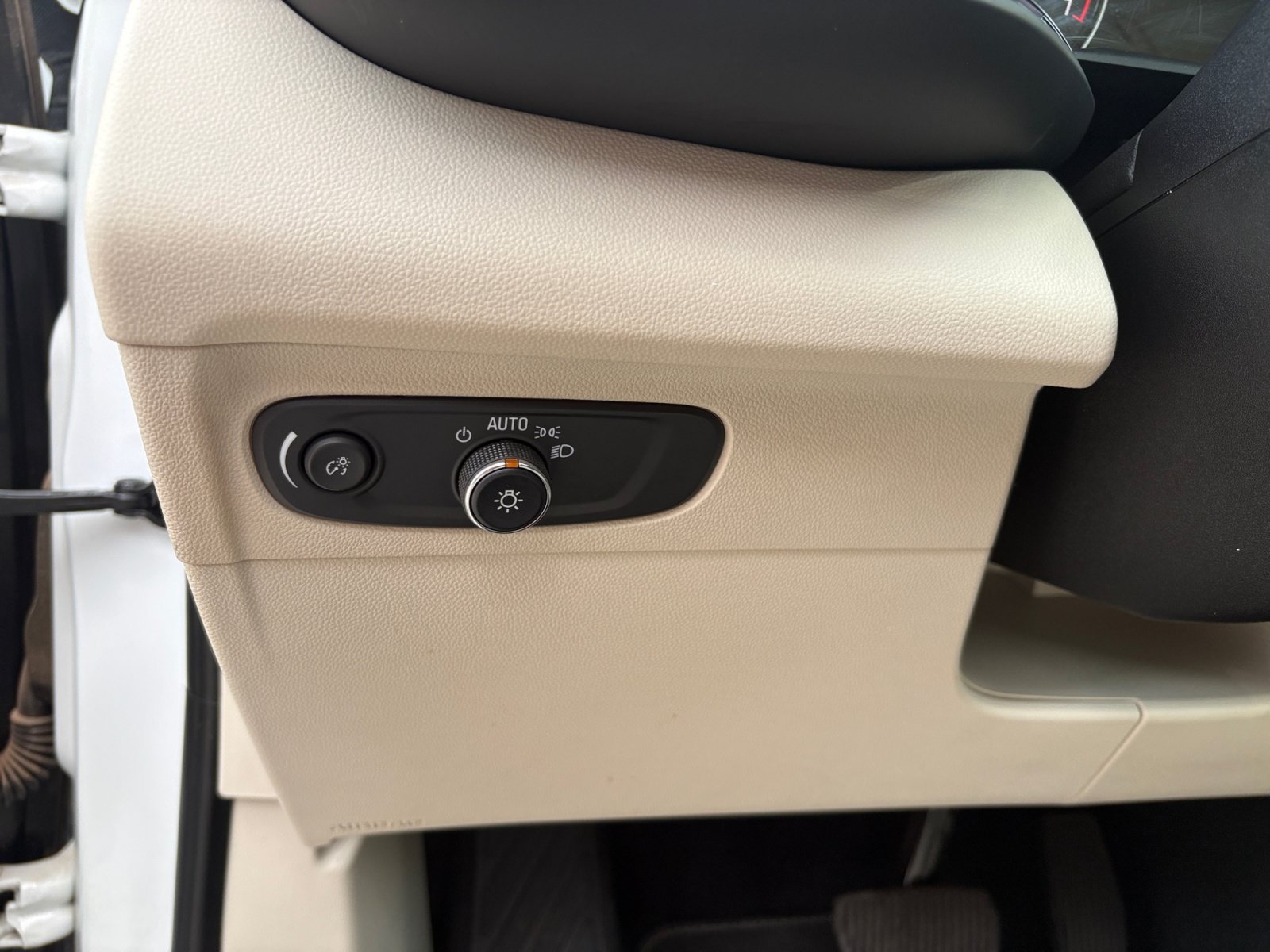 Used 2023 Summit White Buick Essence image 24