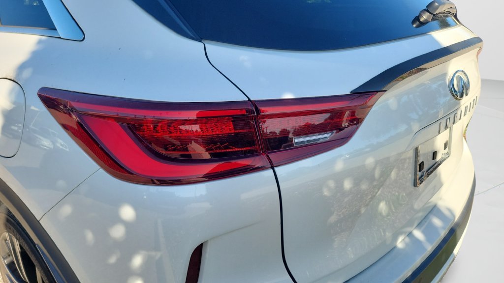 Used 2022 White INFINITI LUXE image 9