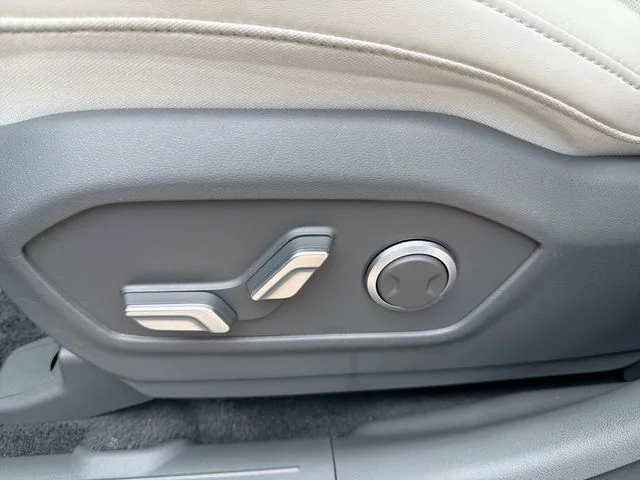 Used 2025 Green Hyundai SEL image 16