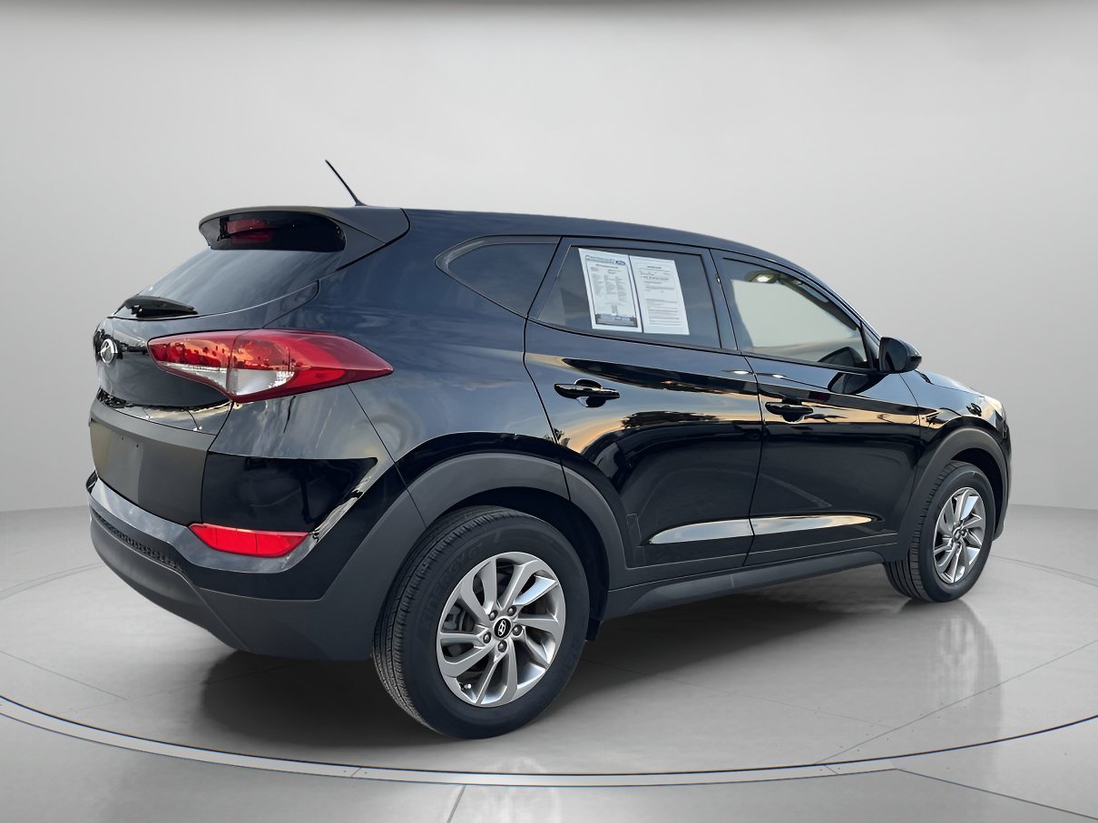 Used 2018 Black Noir Pearl Hyundai SE image 3