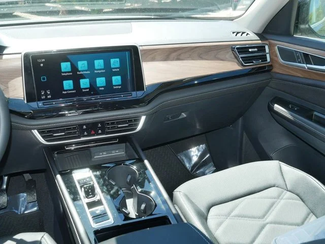 New 2026 Black Volkswagen 2.0T SE w/Technology image 10