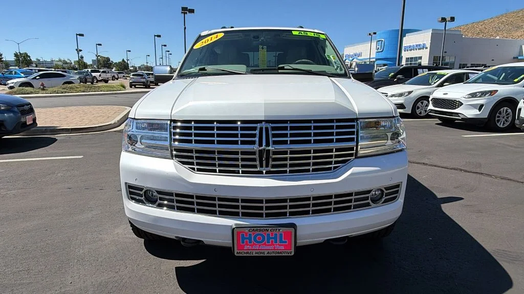 Used 2014 White Platinum Clearcoat Metallic Lincoln Base image 8