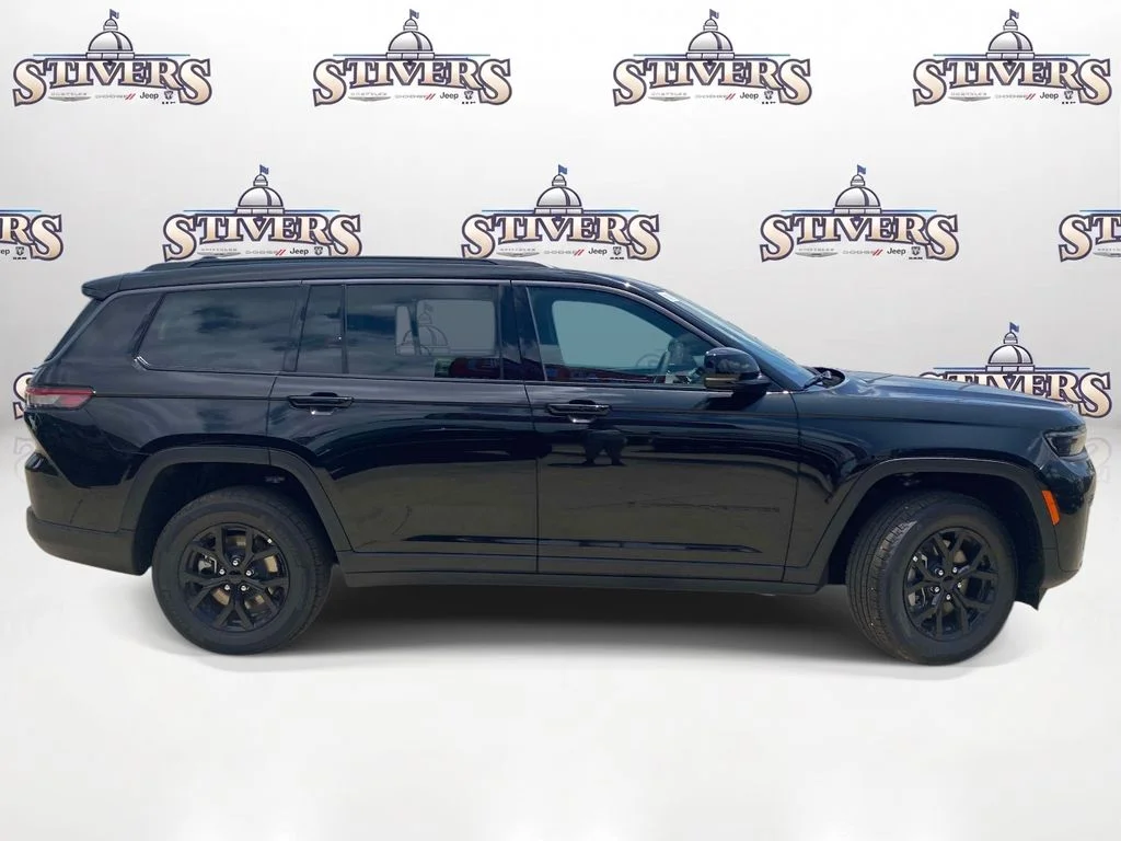 New 2026 Diamond Black Crystal Pearlcoat Jeep Laredo Altitude image 7