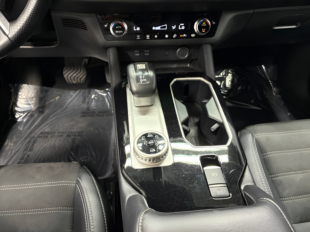 Used 2025  Mitsubishi SE image 12