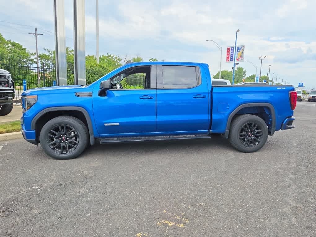 Used 2023 DYNAMIC BLUE METALLIC GMC Elevation image 4