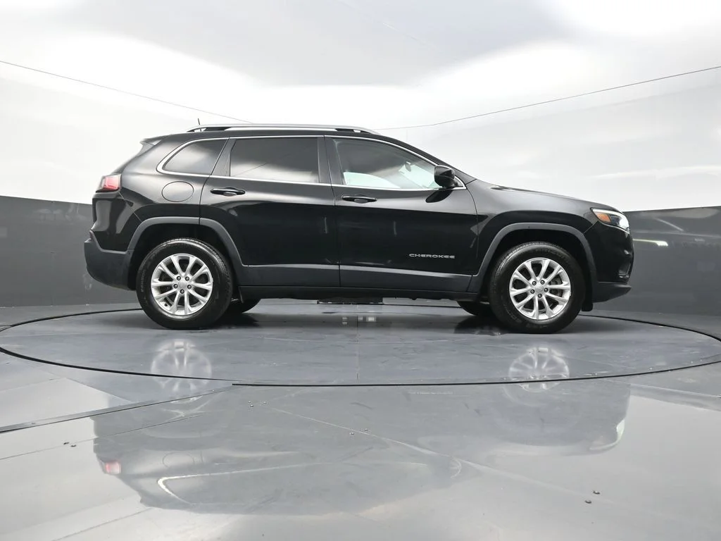 Used 2019 Black Jeep Latitude image 28