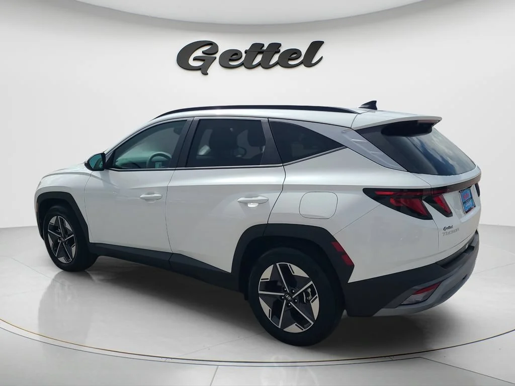 Used 2025 White Hyundai SEL image 7