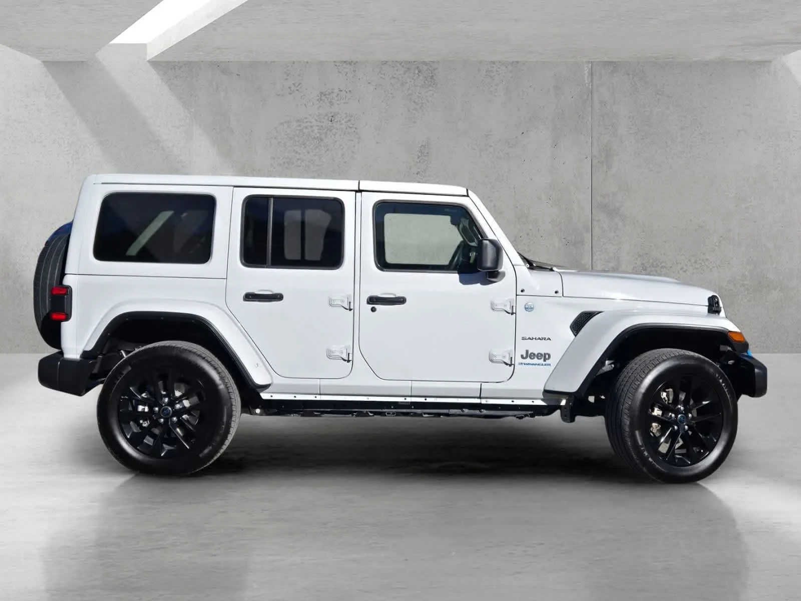 Used 2024  Jeep Sahara image 3