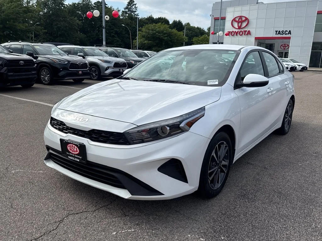 Used 2024 White Kia LXS image 3