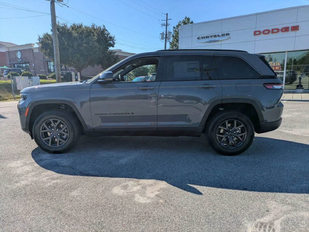 New 2027 Sting-Gray Clear-Coat Paint Jeep  image 7