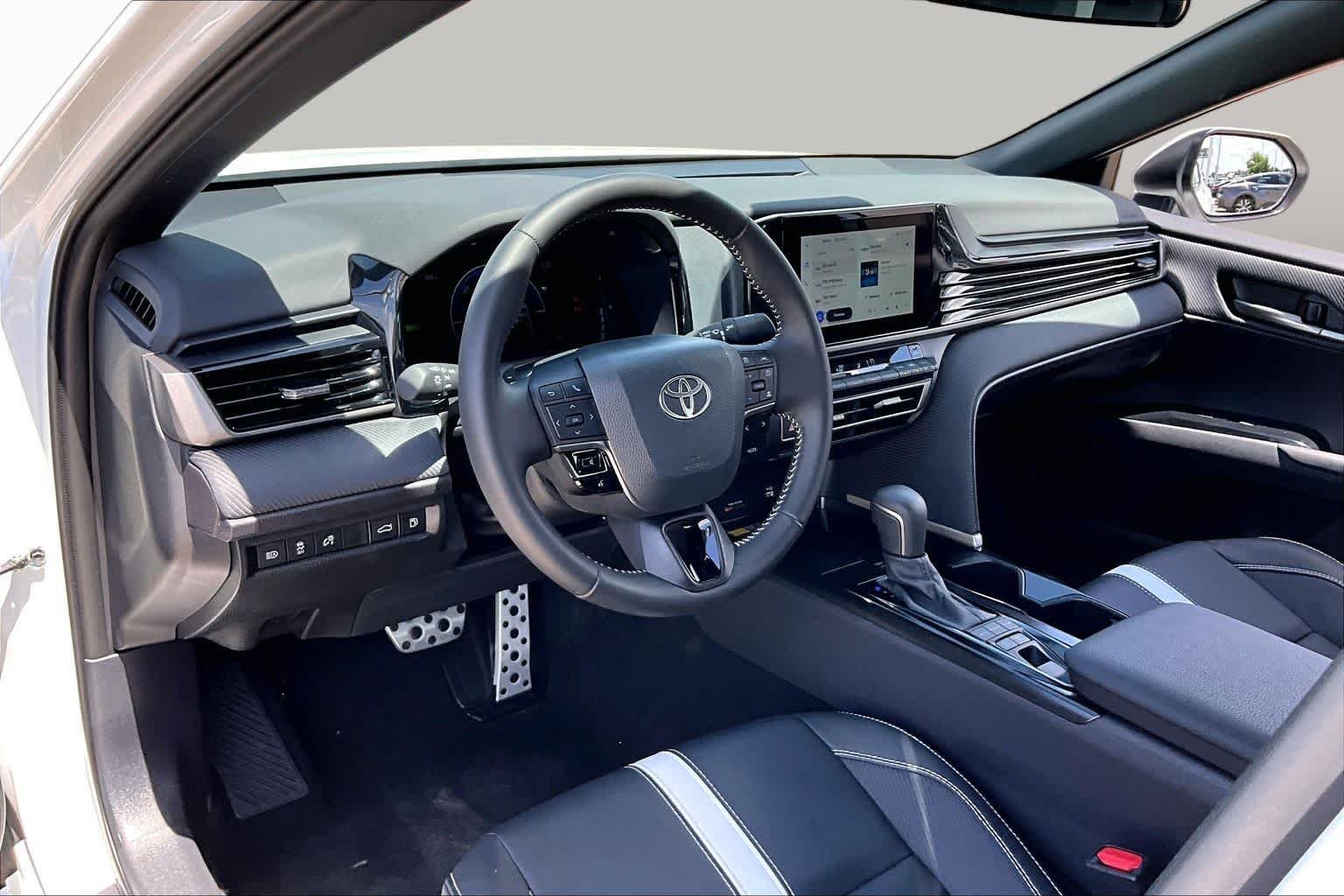 Used 2026 Ice Cap Toyota SE image 17