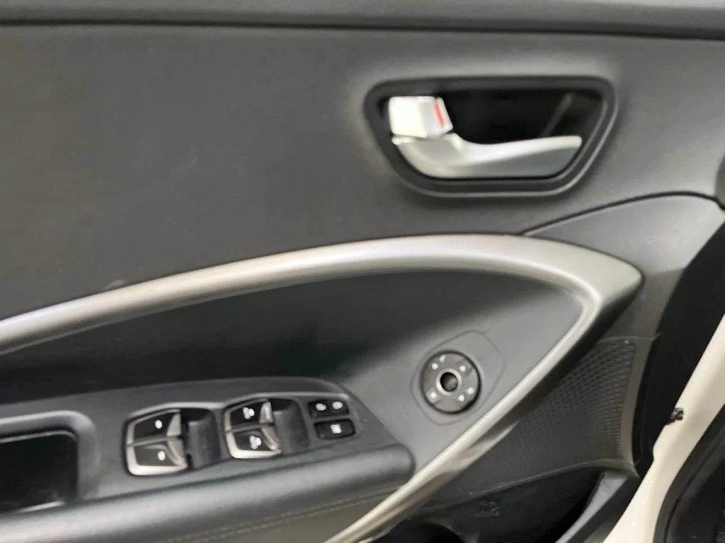Used 2019 White Hyundai SE image 13