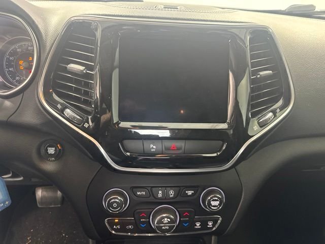 Used 2019 Silver Jeep Limited image 15