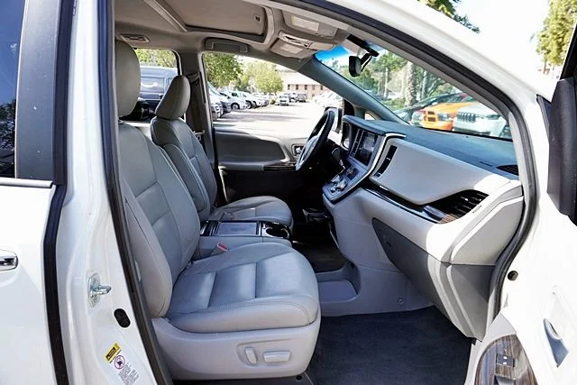 Used 2015 White Toyota XLE image 10