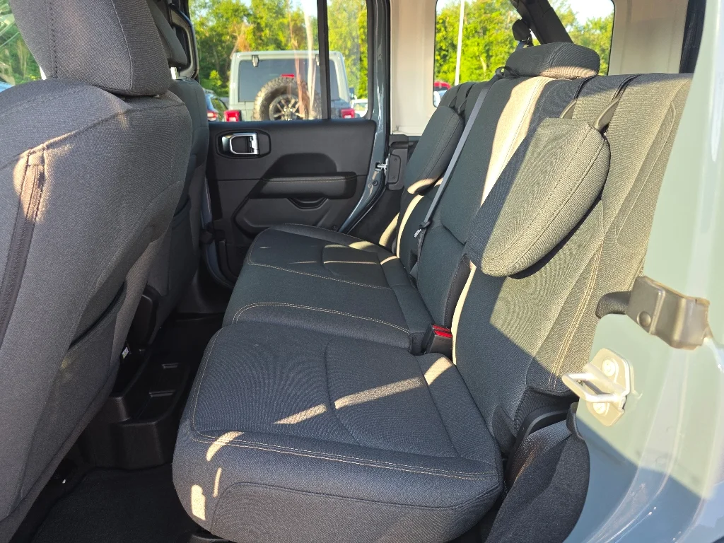 Used 2025 Anvil Clear Coat Jeep Sahara 4xe image 28